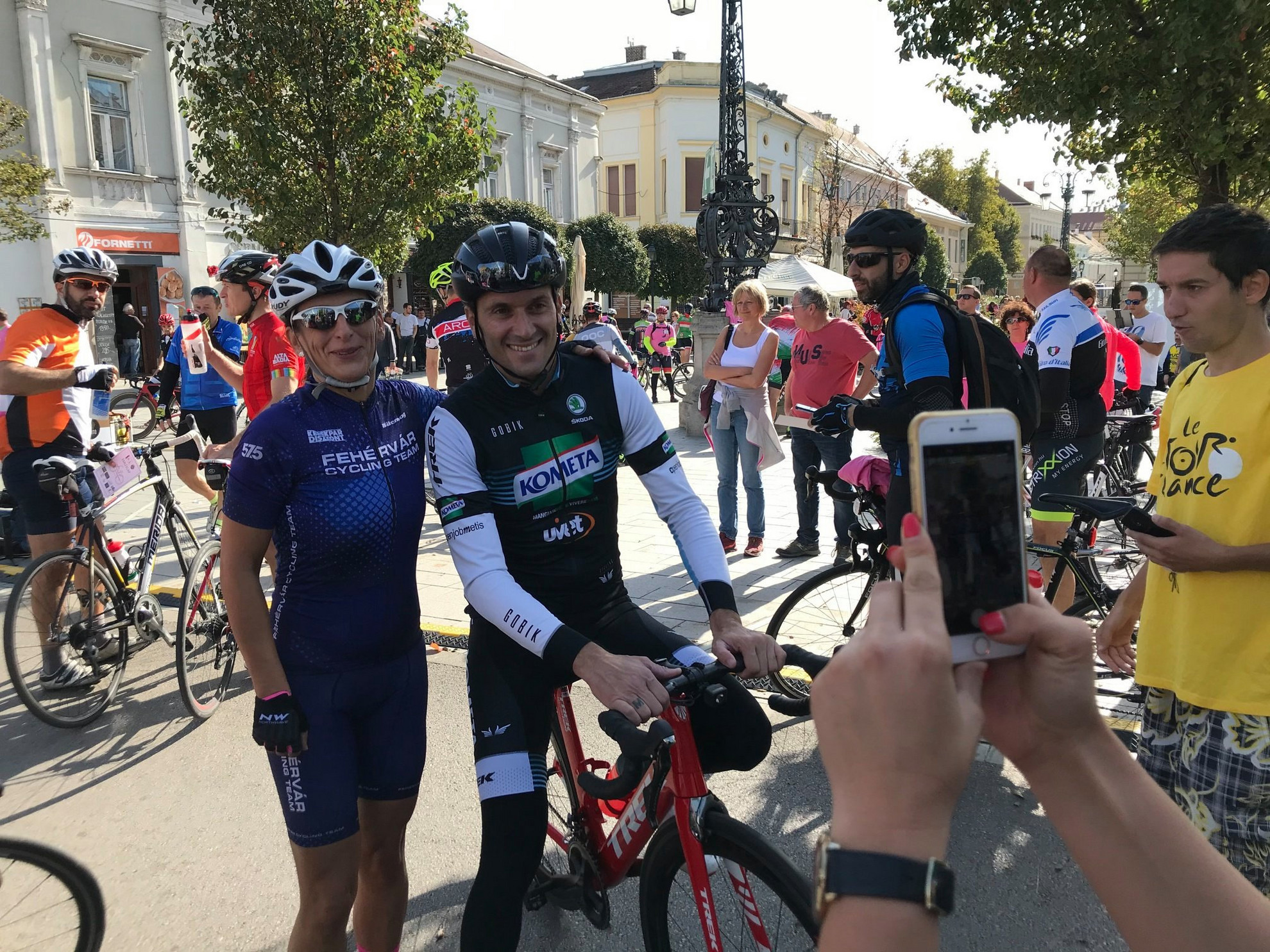 Fotó: Facebook/Giro Hungary 2020 Ivan Bassóval sokan készítettek közös fotót
