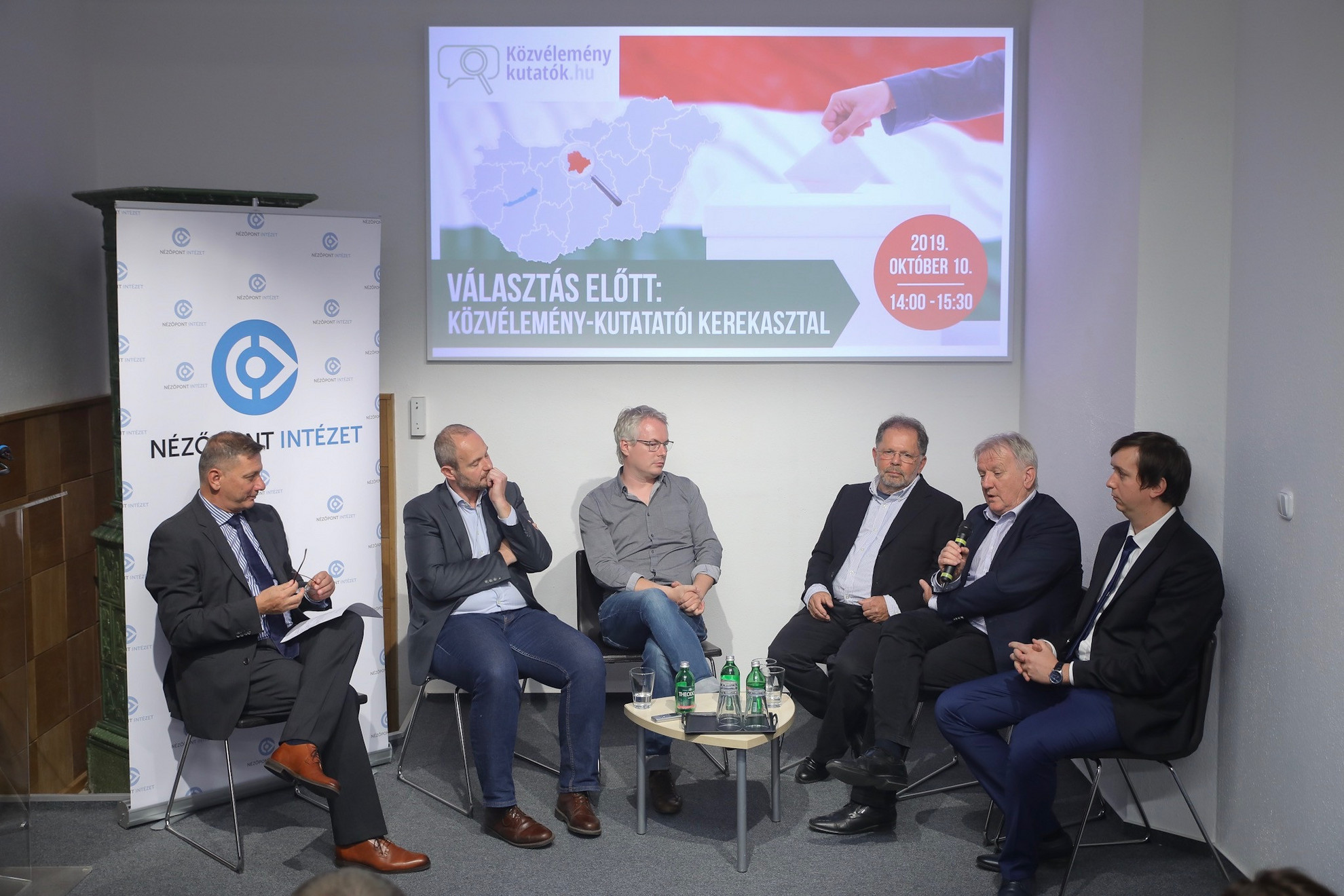 Fotó: MH/Purger Tamás A közvélemény-kutatói kerekasztal résztvevői