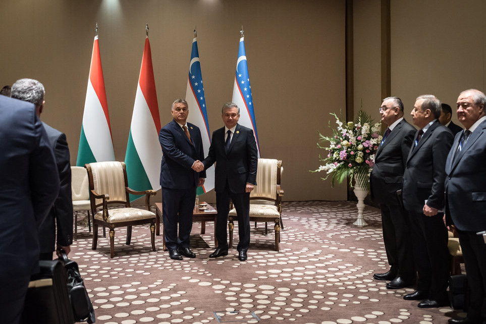 A Miniszterelnöki Sajtóiroda által közreadott képen Orbán Viktor miniszterelnök (középen b) és Savkat Mirzijojev üzbég államfő (középen j) tárgyalása Bakuban