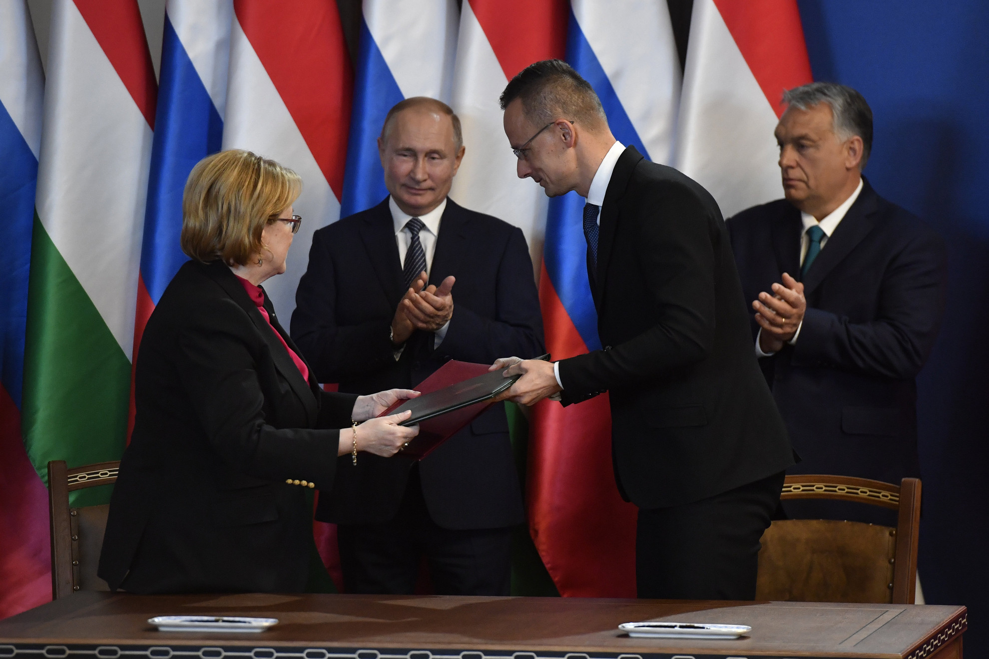 Fotó: MTI/Máthé Zoltán Szijjártó Péter külgazdasági és külügyminiszter (j2) és Veronika Szkvorcova orosz egészségügyi miniszter kicseréli a dokumentumokat, miután Vlagyimir Putyin orosz elnök (b2) és Orbán Viktor miniszterelnök (j) jelenlétében aláírták a magyar-orosz régióközi együttműködésről szóló komplex program intézkedési tervét