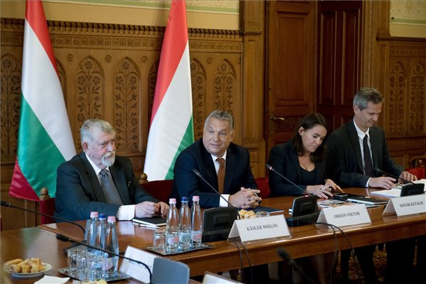 Orbán Viktor miniszterelnök (k), Kásler Miklós, az emberi erőforrások minisztere (b) és Novák Katalin, család- és ifjúságügyért felelős államtitkár az Idősek Tanácsának ülésén