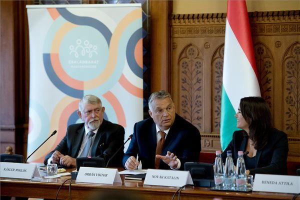 Orbán Viktor miniszterelnök (k), Kásler Miklós, az emberi erőforrások minisztere (b) és Novák Katalin, család- és ifjúságügyért felelős államtitkár az Idősek Tanácsának ülésén