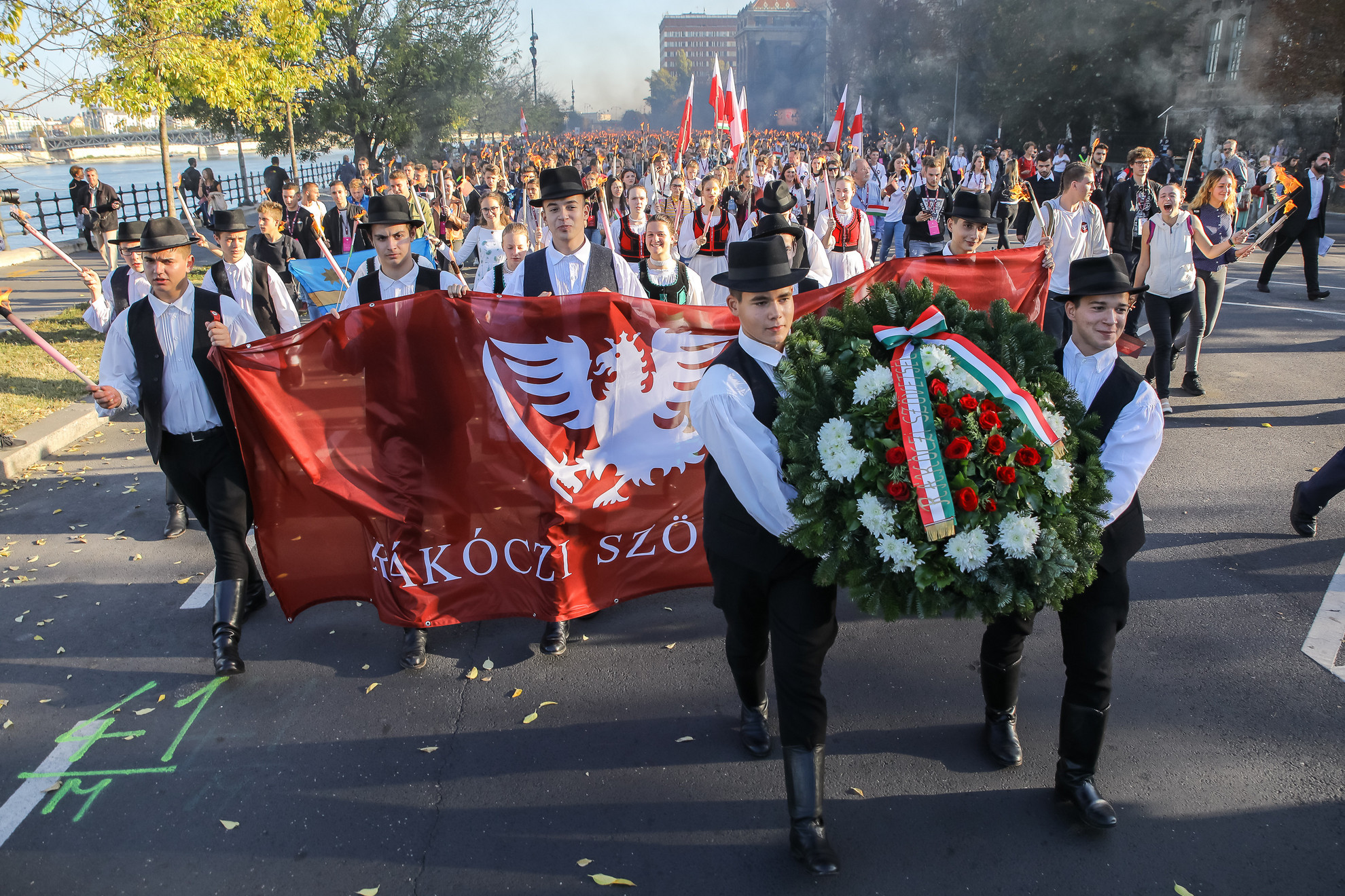 Fotó: Fotó: MH/Purger Tamás A menettel a forradalom egyik meghatározó eseményeként számon tartott október 22-ei műegyetemi diákgyűlésre emlékeztek. Ezen a hallgatók pontokba szedve fogalmazták meg követeléseiket, és arról is döntöttek, hogy a lengyel nép melletti szolidaritás jegyében másnap, vagyis október 23-án a Bem térre vonulnak.
