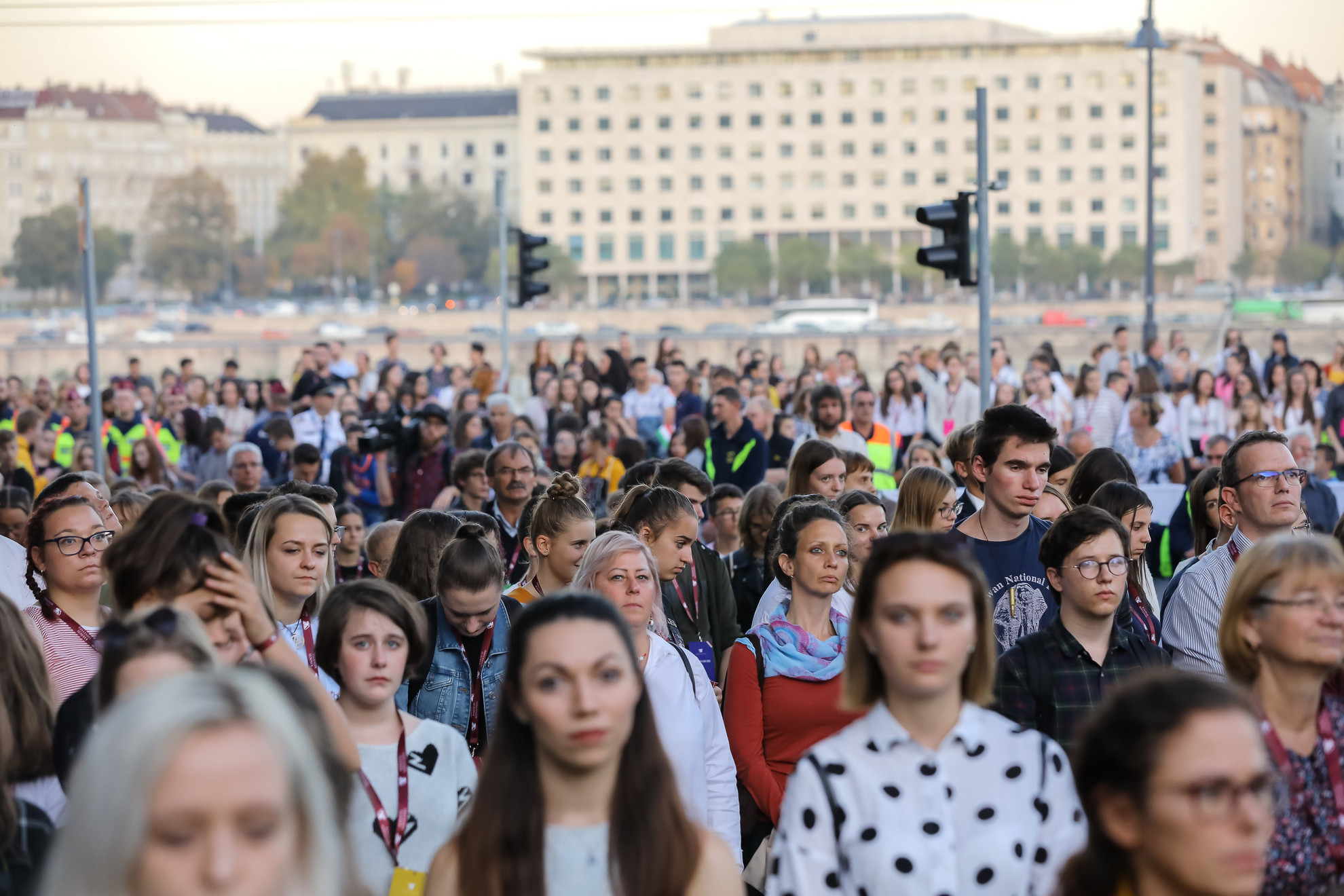 Fotó: Fotó: MH/Purger Tamás A menettel a forradalom egyik meghatározó eseményeként számon tartott október 22-ei műegyetemi diákgyűlésre emlékeztek. Ezen a hallgatók pontokba szedve fogalmazták meg követeléseiket, és arról is döntöttek, hogy a lengyel nép melletti szolidaritás jegyében másnap, vagyis október 23-án a Bem térre vonulnak.