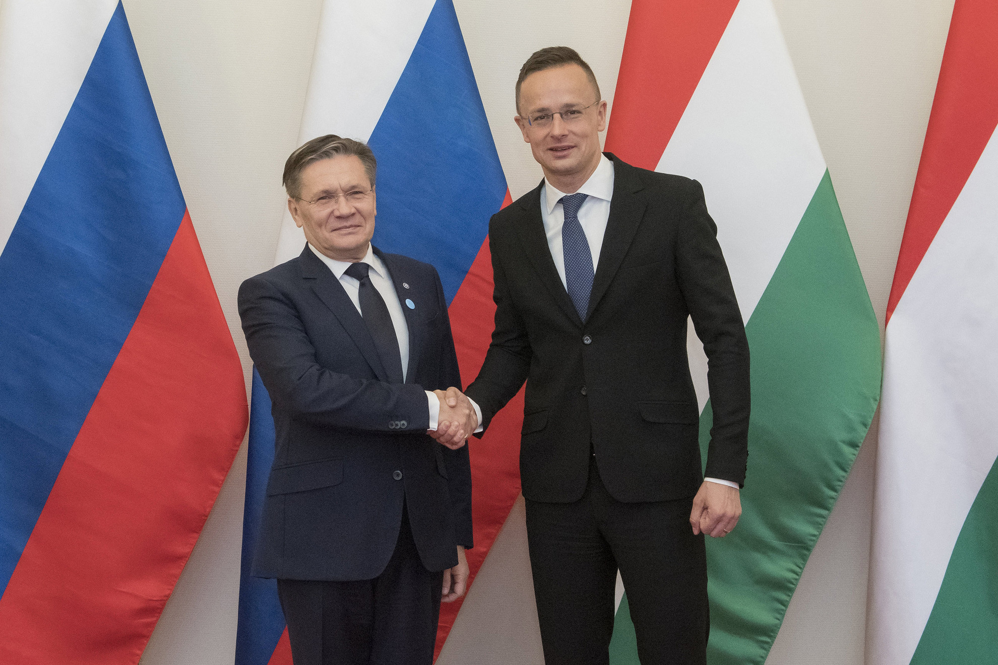 Szijjártó Péter miniszter (j) hivatalában fogadja Alekszej Lihacsovot, a Roszatom orosz atomenergetikai konszern vezérigazgatóját