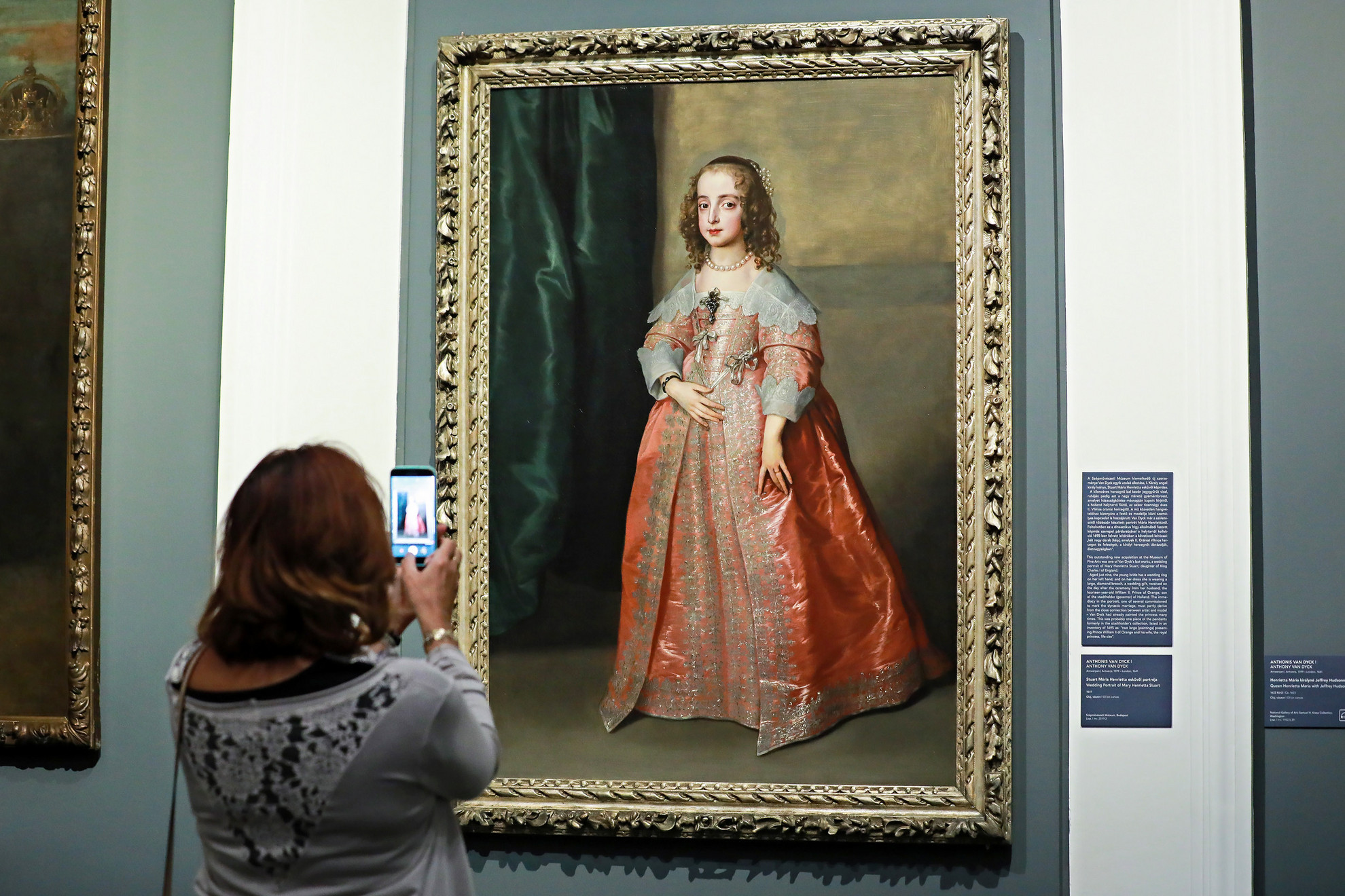 A múzeum friss szerzeményét, Van Dyck Stuart Mária Henriettát ábrázoló portréját is megtekinthetik a tárlaton