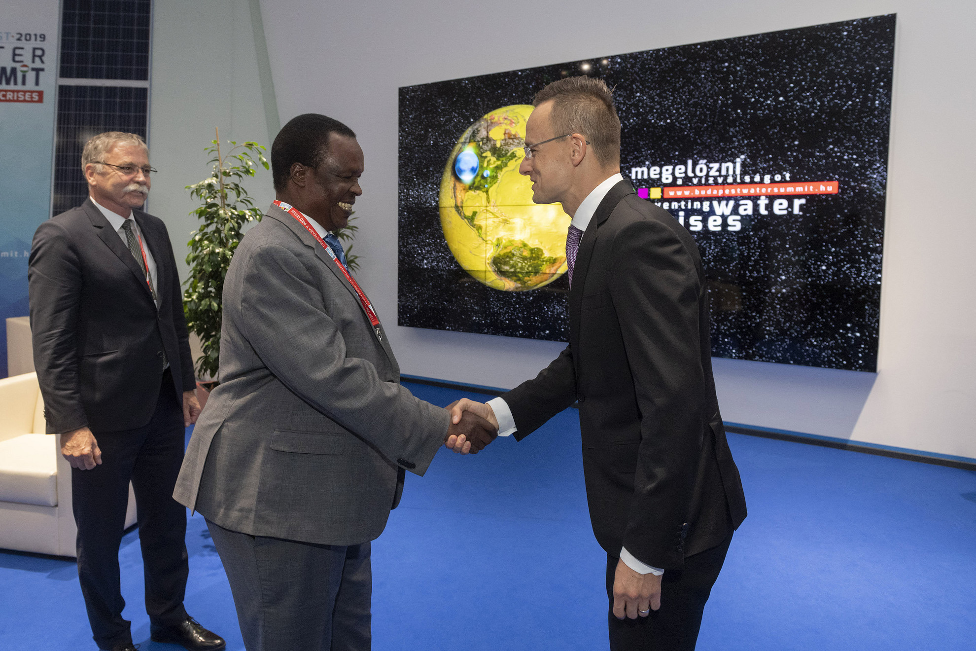 Fotó: MTI/KKM/Kovács Márton Szijjártó Péter miniszter (j) fogadja a Budapesti Víz Világtalálkozón a magyar fővárosban tartózkodó Sam Cheptoris ugandai vízügyi minisztert