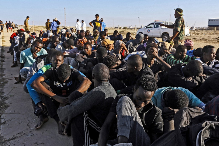 Fotó: AFP/ Mahmud Turkia A líbiai parti őrség elfogott 90 migránst