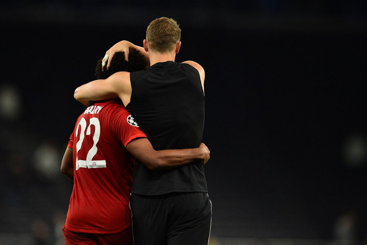 Fotó: Glyn KIRK / IKIMAGES / AFP Niko Kovac Gnabry mellett Neuert is külön dicsérte