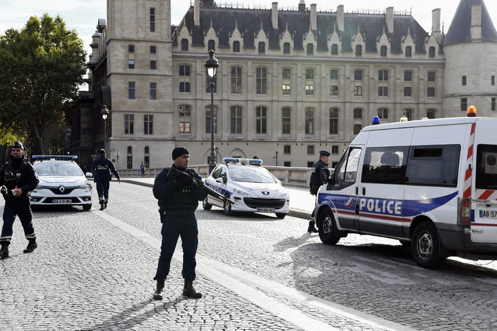 Fotó: AFP/Bertrand GUAY Letartóztattak öt embert, aki kapcsolatban állt a párizsi rendőrségen késelő férfival