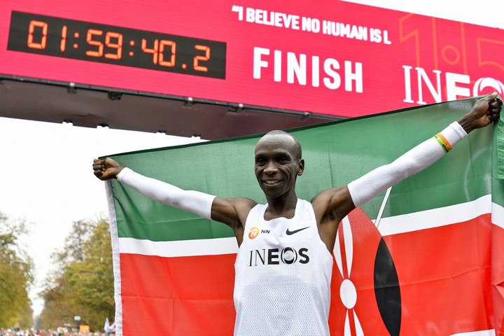 Két óra alatt futotta le a maratoni távot Eliud Kipchoge kenyai futó