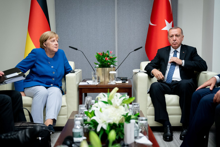 Merkel a szíriai török beavatkozás azonnali leállítását sürgeti Erdogantól