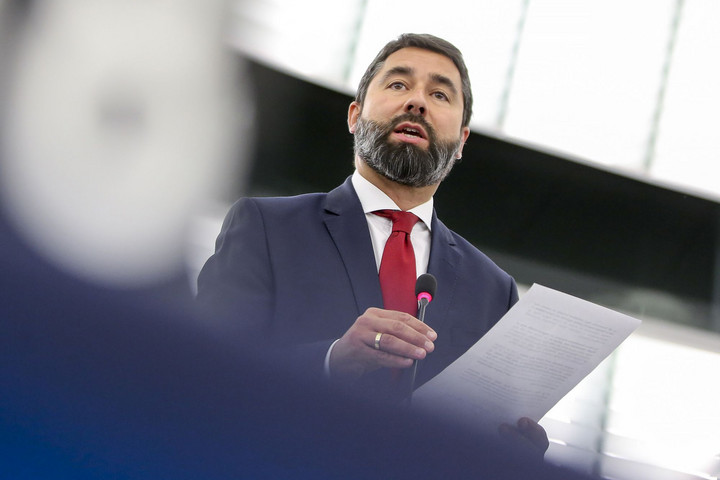 Hidvéghi: Azért gyengül az Európai Néppárt, mert elveszíti a karakterét