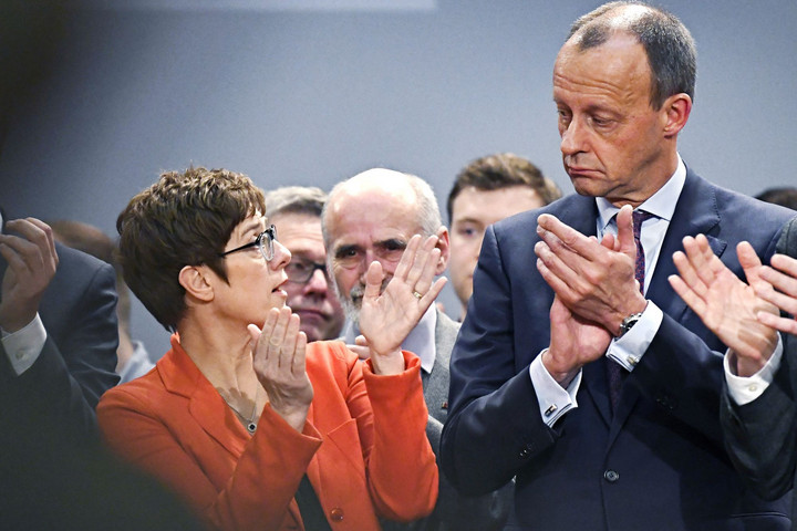 Fotó: AFP/DPA/Ina Fassbender Összeomlóban Merkel rendszere