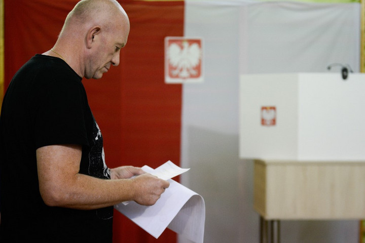 Fotó: AFP/STRINGER Győzött a Jog és Igazságosság párt a lengyel parlamenti választásokon
