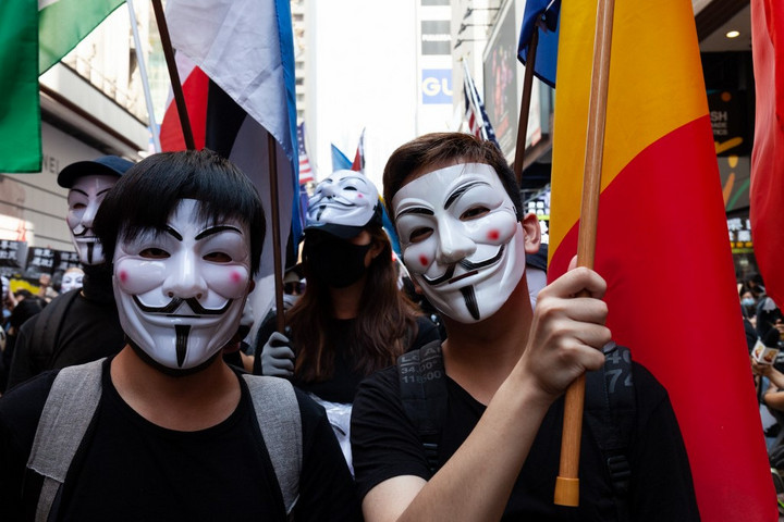 Betiltja a maszkok viselését a hongkongi kormányzó