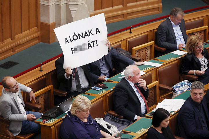 Fotó: MH/Hegedüs Róbert Felháborító: Hadházy trágár szöveget mutatott fel a parlamentben