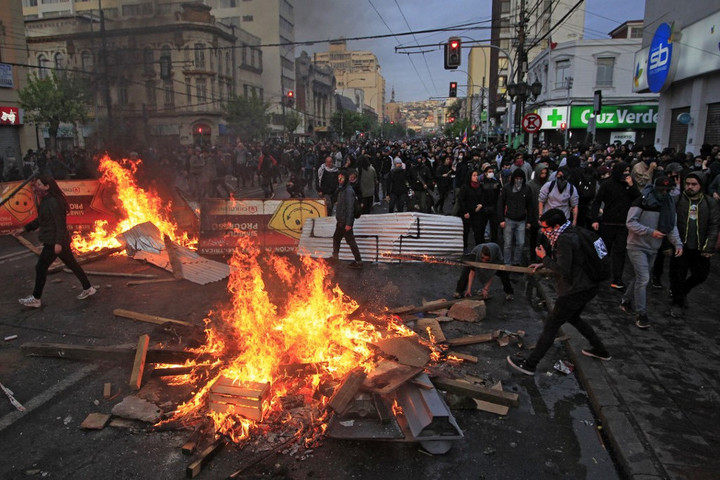 Fotó: AFP/Aton Chile/Sebastian Cisternas Többen meghaltak a chilei zavargásokban