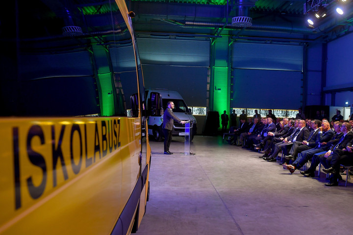 Fotó: MTI/Czeglédi Zsolt Schanda Tamás: Tíz év alatt 36 milliárd döntő részben elektromos buszokra