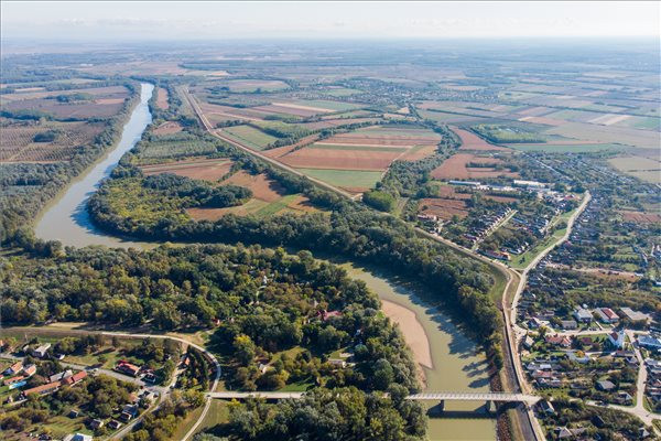 Fotó: MTI / Czeglédi Zsolt Csaknem négymilliárd forintból fejlesztik az árvízvédelmi töltéseket a Felső-Tisza két mellékfolyóján