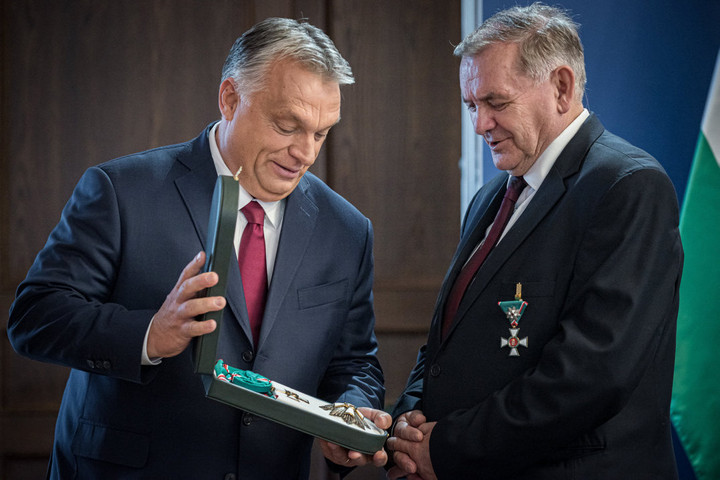 Fotó: MTI/Miniszterelnöki Sajtóiroda Erősít a jó szó, a munkát értékelő elismerés