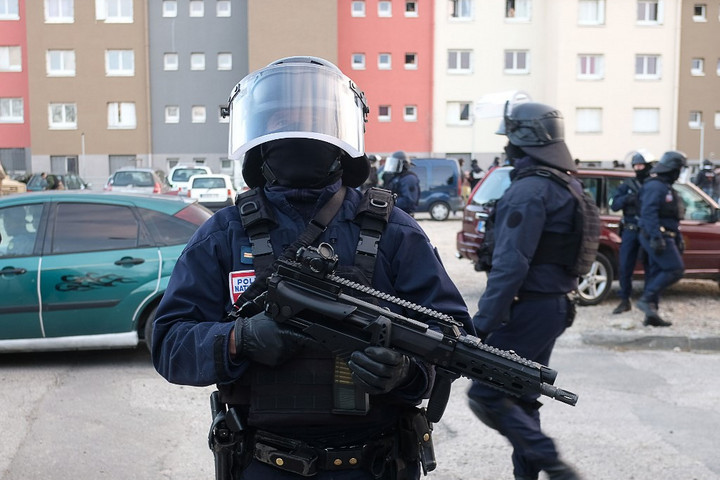 Hét francia rendőrtől vették el a fegyverét radikalizálódás gyanúja miatt