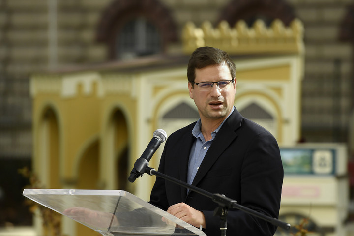 Fotó: MTI/Koszticsák Szilárd Gulyás Gergely és Sára Botond játszóteret avatott a Múzeumkertben