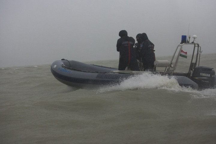 Magatehetetlenül sodródott egy szörfös a Balatonon