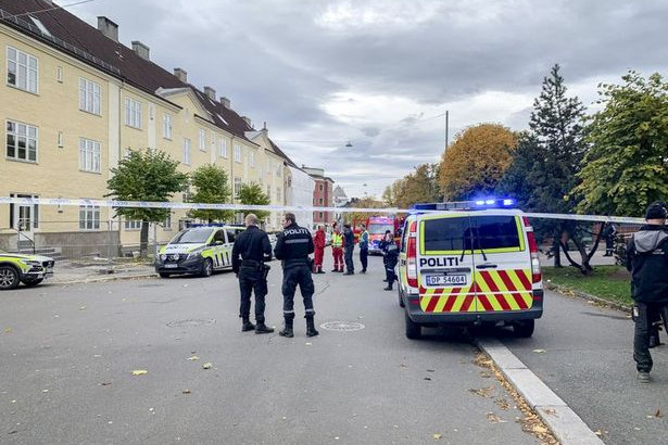 Fotó: Mirror Lopott mentőautóval gázoltak gyalogosokat Oslóban