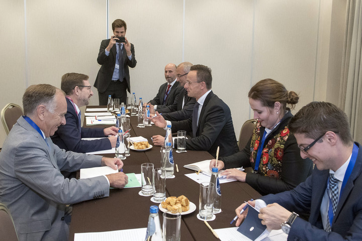 Fotó: MTI/KKM/Burger Zsolt Szijjártó: Montenegrónak és Szerbiának 2025 előtt kellene csatlakoznia az EU-hoz