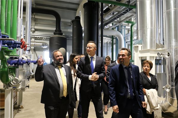 Fotó: MTI/Mészáros János Kozmetikai alapanyagokat gyártó üzem kezdi meg a termelést Szolnokon