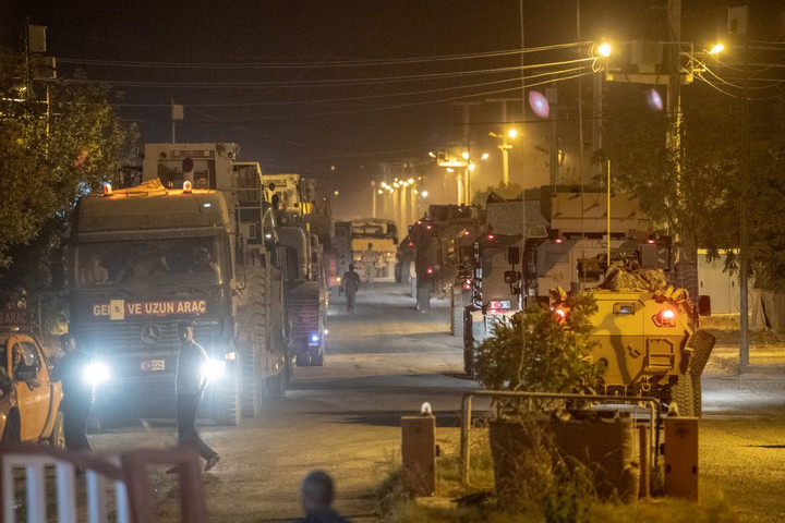 Fotó: AFP/Bülent Kilic A török hadsereg megkezdte a behatolást Északkelet-Szíriába