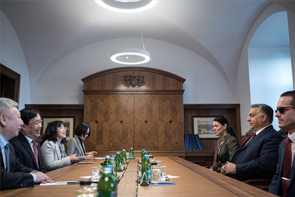 Orbán Viktor a kínai Fudan Egyetem vezetőivel tárgyalt