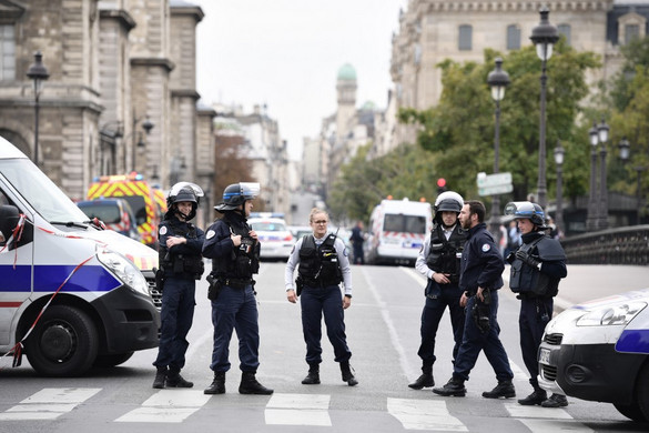 Késsel támadt rendőrökre egy férfi a párizsi rendőr-főkapitányságon