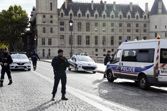 Letartóztattak öt embert, aki kapcsolatban állt a párizsi rendőrségen késelő férfival