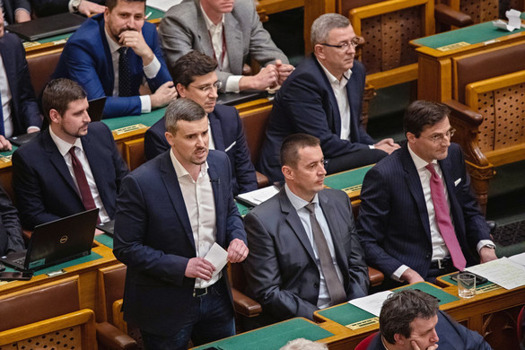 A tönk szélén a Jobbik és az LMP