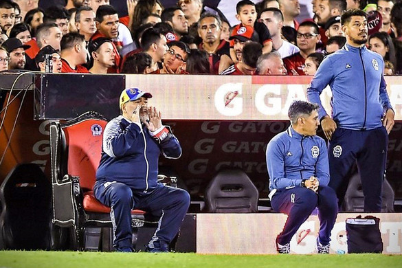 Trónra ültették az isteni Maradonát