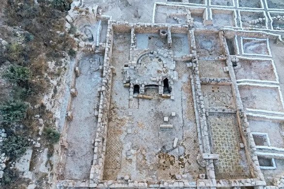 Hatalmas templom romjaira bukkantak Izraelben