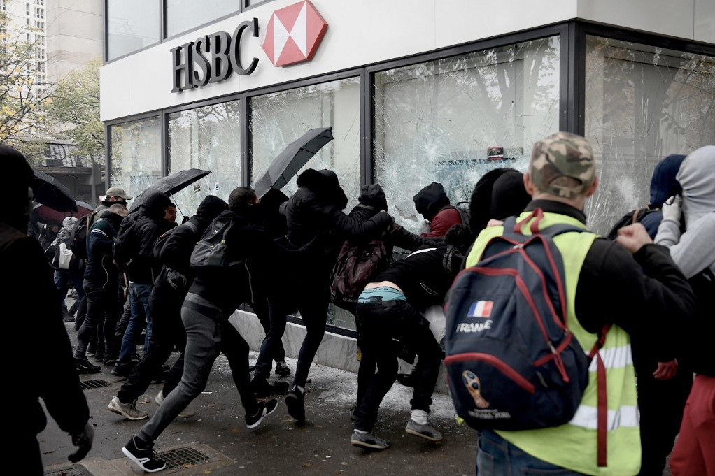 A demonstrálók egy csoportja feldúlta a HSBC bankház egyik fiókját