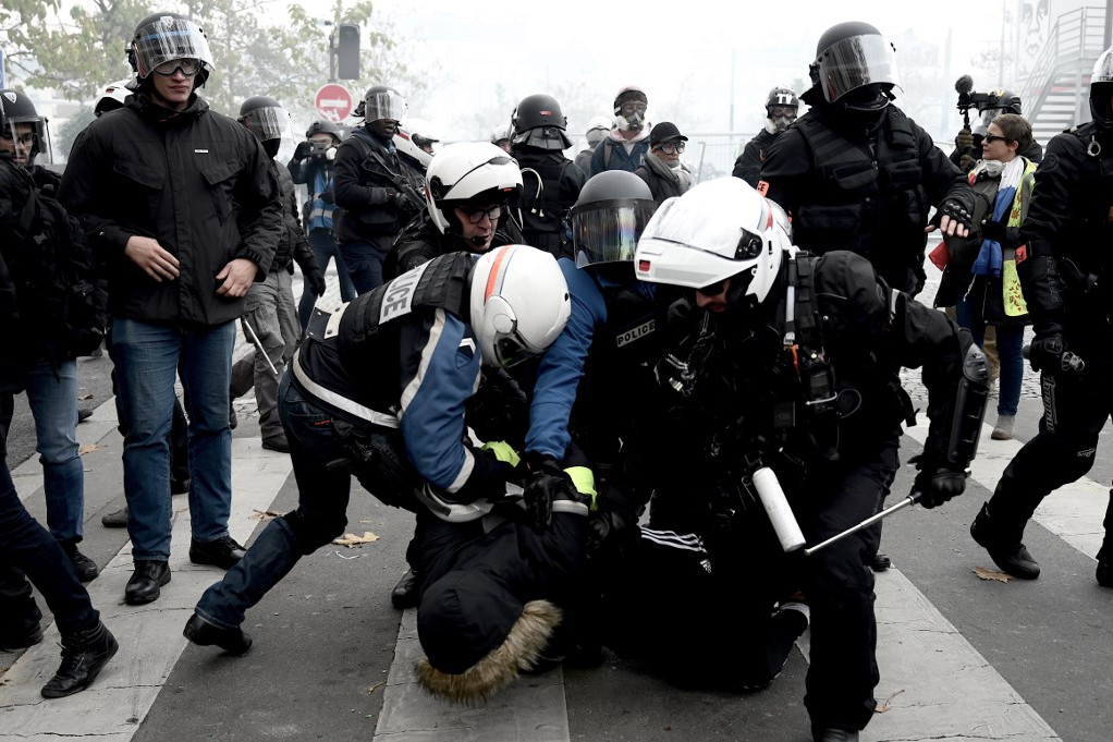Rendőrök a földre teperik a tüntetés egyik résztvevőjét