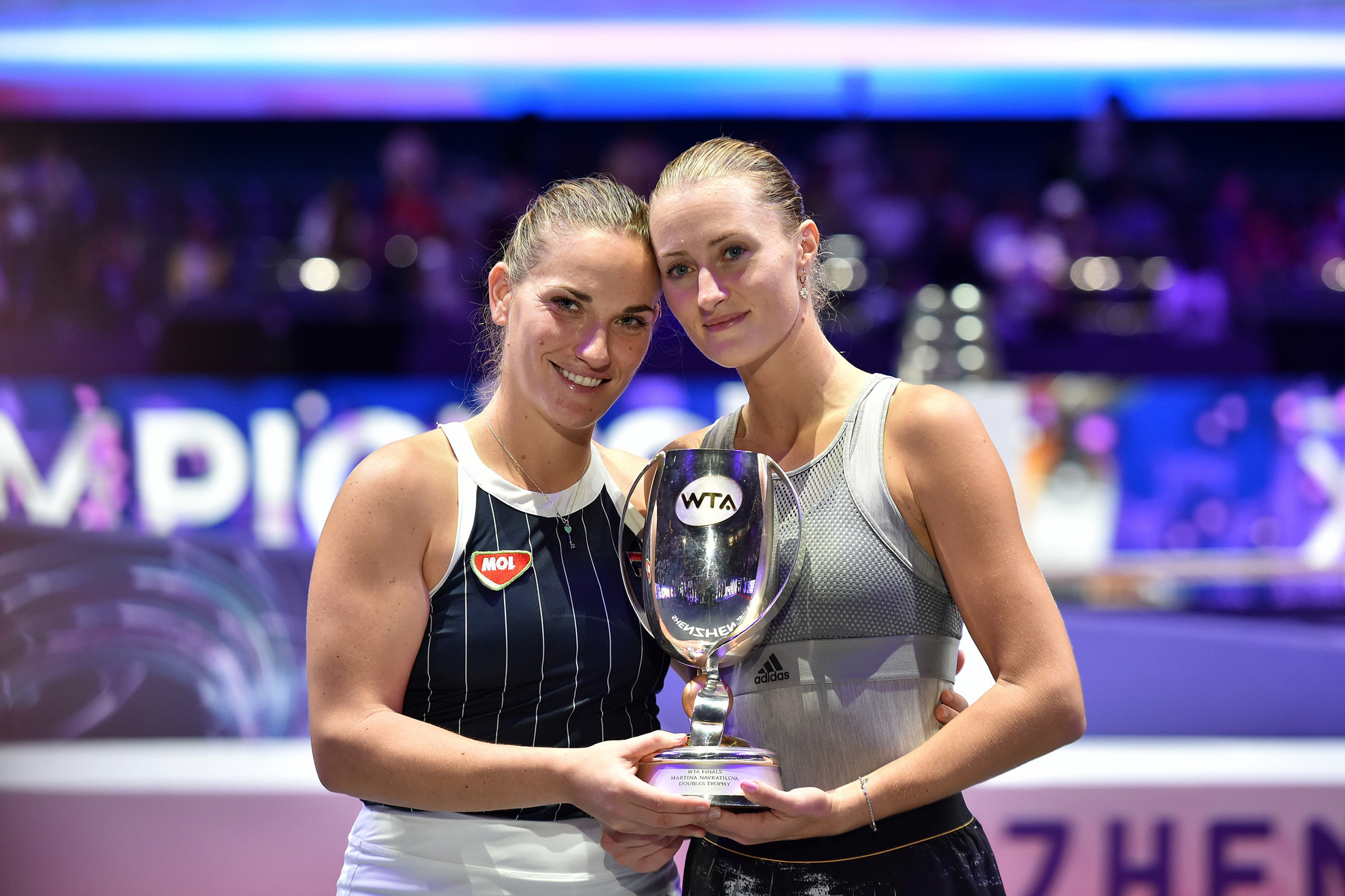 Fotó: AFP/Liang Xu Babos Tímea (b) és párja, Kristina Mladenovic a világbajnoki trófeával