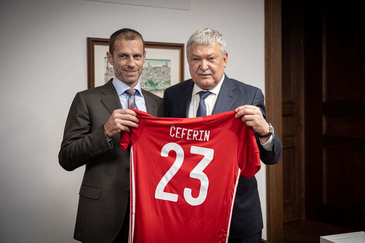 Fotó: NSO/Miniszterelnöki Sajtóiroda Aleksander Ceferin (balra) egy magyar válogatott mezt kapott ajándékba vendéglátóitól