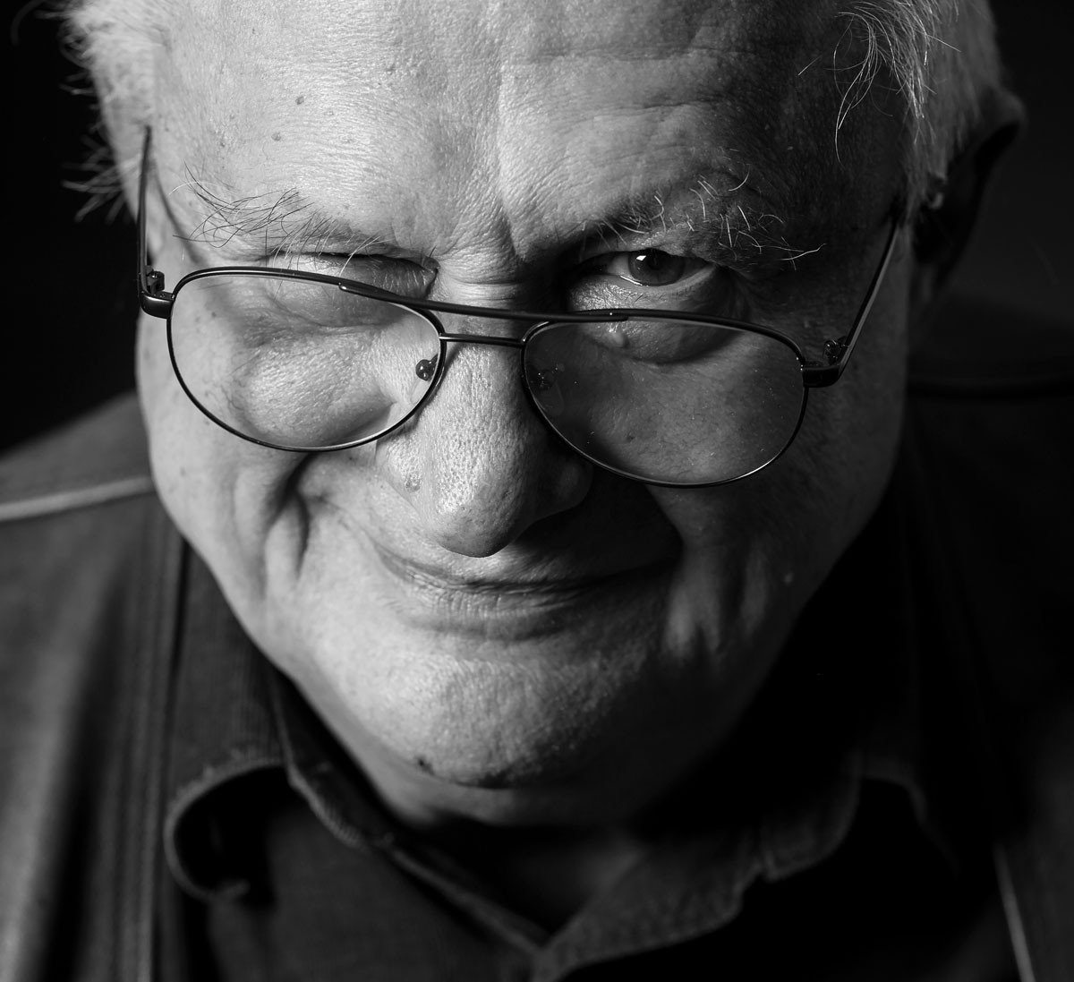Czakó Gábor: A magyar elképesztő tulajdonságokkal bíró nyelv. Kezdettől demokratikus, mert minden magyar ajkú számára nyitott. Összes szavát nem ismerjük pontosan, valószínűleg  a legnagyobb szókincsű nyelvek közé tartozik, hiszen bármikor készíthetünk új szavakat, amelyek rögtön érthetővé válnak mindannyiunk számára