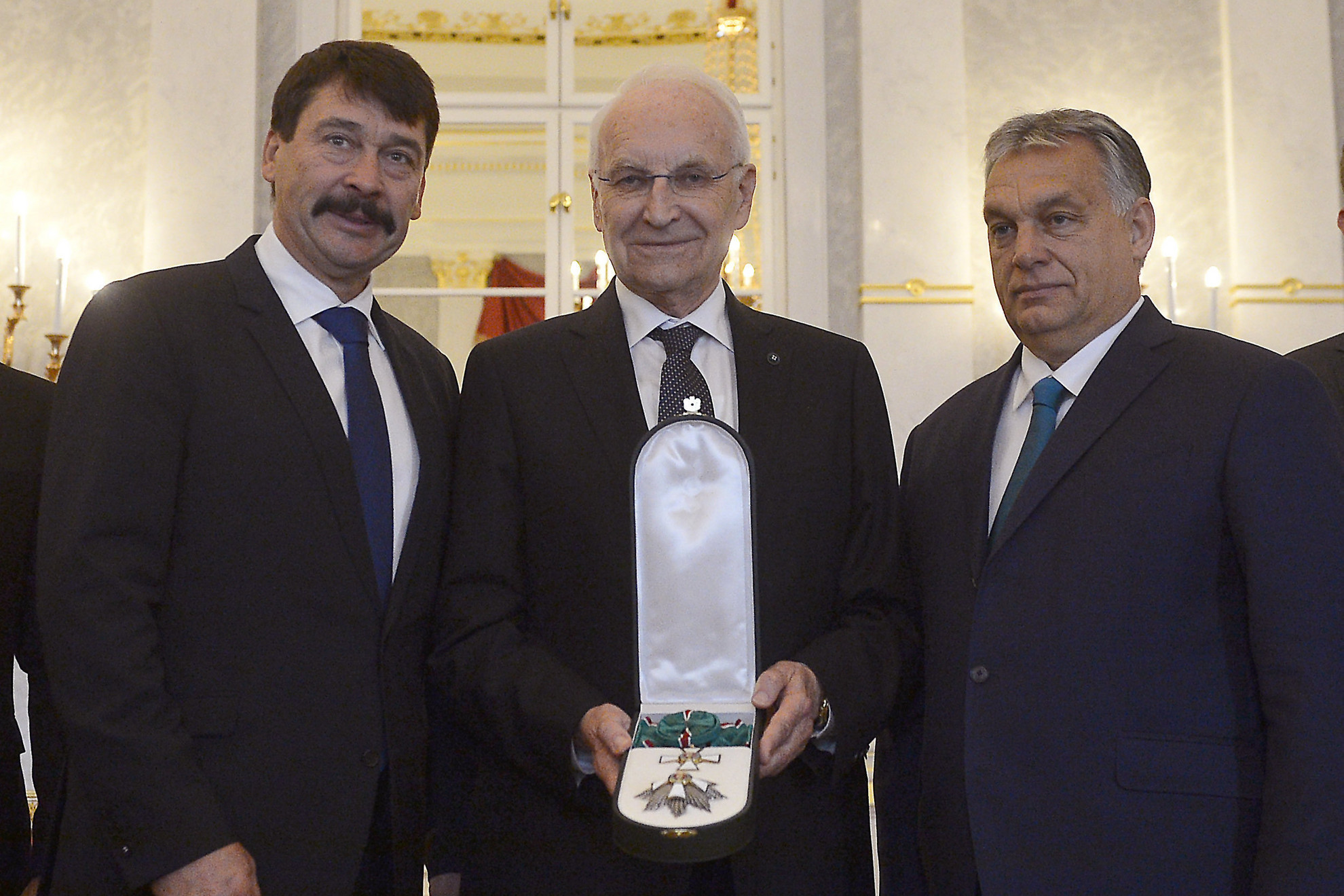 Fotó: MTI/Illyés Tibor Edmund Stoiber volt bajor miniszterelnök, (k) Áder János köztársasági elnök (b) és Orbán Viktor miniszterelnök társaságában