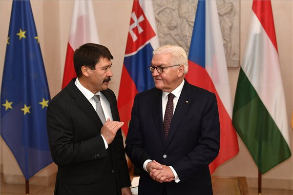 Fotó: MTI/Szigetváry Zsolt Frank-Walter Steinmeier német szövetségi elnök (j) fogadja Áder János köztársasági elnököt a berlini fal ledöntésének 30. évfordulója alkalmából tartott ünnepség előtt az elnöki palotában
