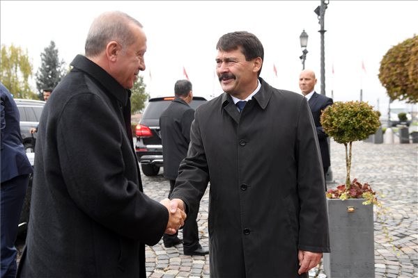 Fotó: MTI / Illyés Tibor Áder János köztársasági elnök (j) fogadja Recep Tayyip Erdogan török elnököt a Sándor-palota előtt a Szent György téren