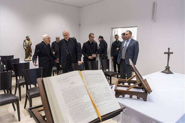 Michael August Blume érsek, apostoli nuncius (b) és Erdő Péter bíboros, esztergom-budapesti érsek (b3) az egykori Regnum Marianum székház kápolnájában az épület átadása napján