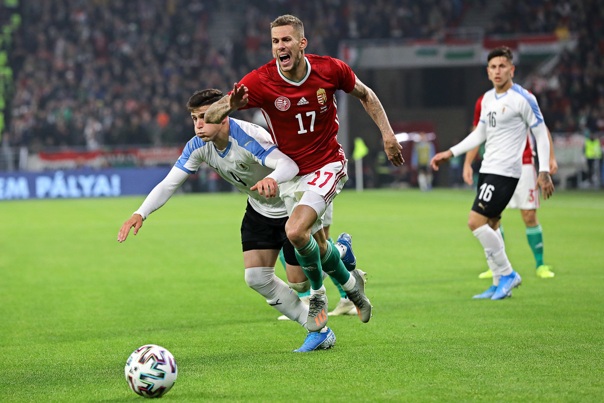 Fotó: Fotó: MH/Purger Tamás Az uruguayi labdarúgó-válogatott 2-1-re legyőzte a magyar csapatot a Puskás Aréna pénteki avató mérkőzésén, melyet telt ház, 65 114 néző előtt rendeztek. A világranglistán ötödik dél-amerikai rivális Edinson Cavani és Brian Rodriguez góljaival bő húsz perc alatt kétgólos előnyre tett szert, majd a 24. percben Szalai Ádám lőtte az új stadion első magyar találatát, amellyel a végeredményt is beállította.