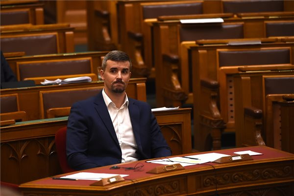 A frakcióvezető a kormányfői székben