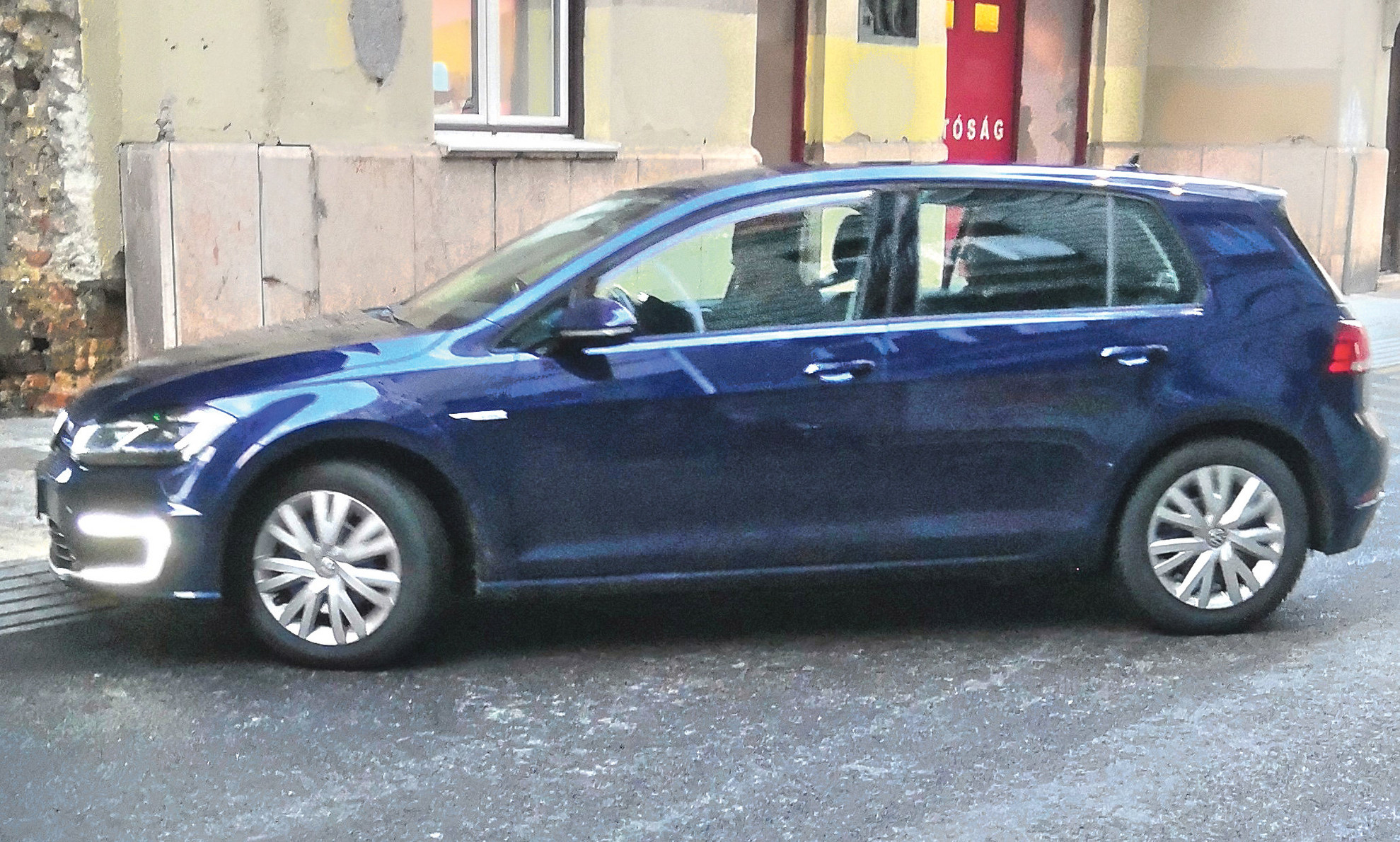 Fotó: Ripost Végigautóztak a városon, aztán behajtottak a Városháza udvarára